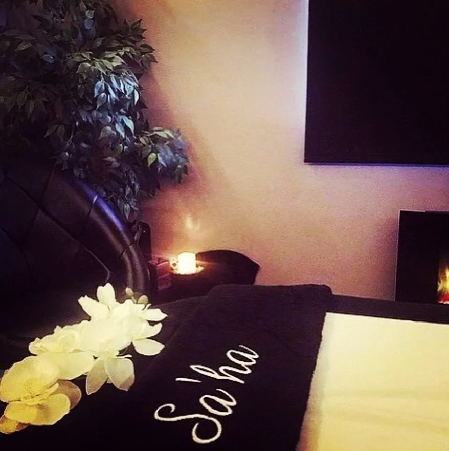Sa'ha treatment room with branded towels